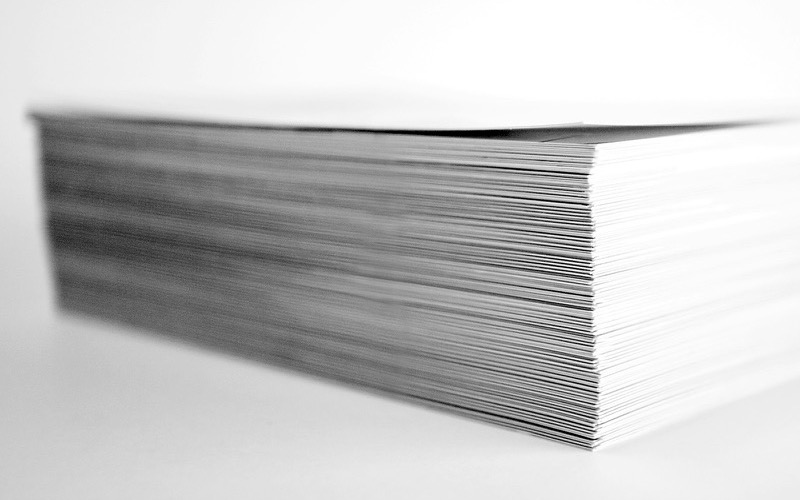 Pile de feuilles A4 imprimées en noir et blanc